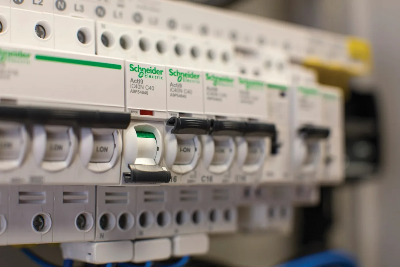 Мотиваційна програма для електриків від Schneider Electric — заробляй за щоденну роботу!
