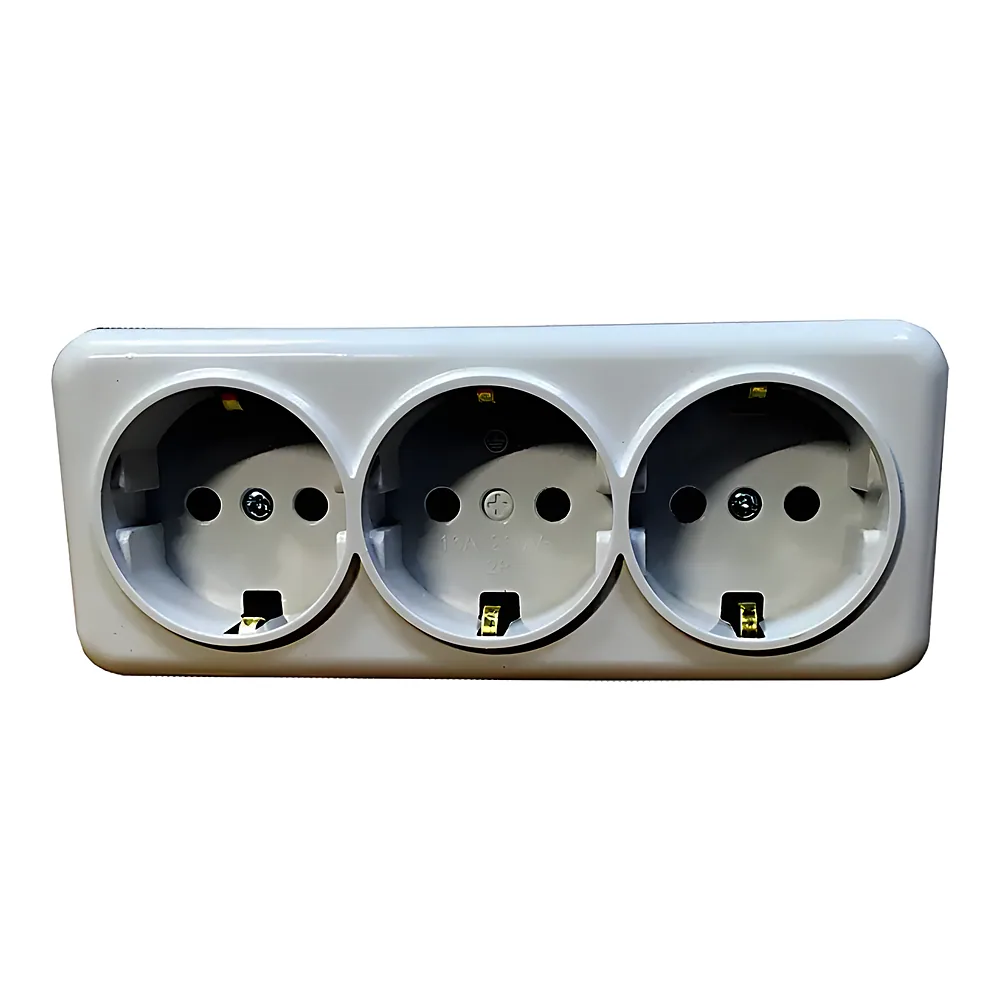 Розетка LEMUR зовнішня 3-постова з заземленням біла IP20 TECHNO SYSTEM TNSy5000986
