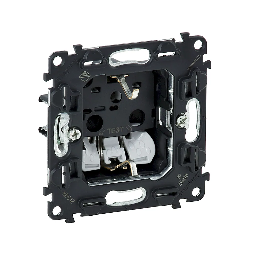 Розетка Legrand Valena IN'MATIC 2К+З 16A 250V зі шторками з автоматичними клемами 753030